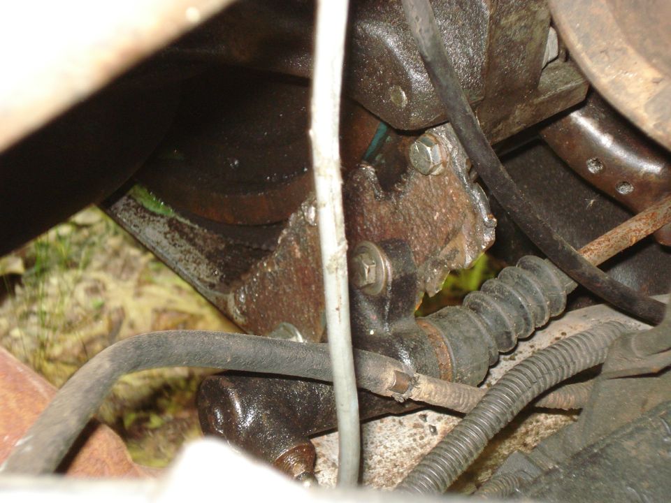 Clutch slave cylinder and hydraulic line on a vehicle transmission.
