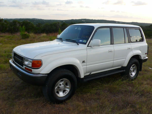 White Toyota Land Cruiser, 3/4 front view