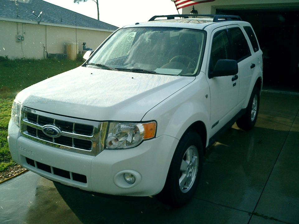 White 2008 Ford Escape 3q front view