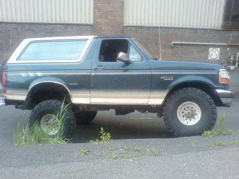 1985 Ford Bronco - This Ford Bronco appears to be from the 1992-1996 generation, not the 1985 model claimed.