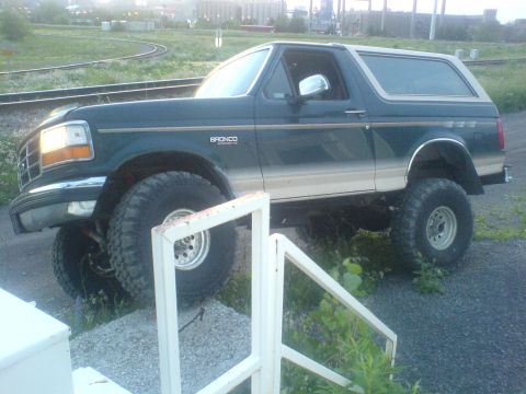 1985 Ford Bronco - This Ford Bronco appears to be from the 1990s, not the 1980s as claimed.