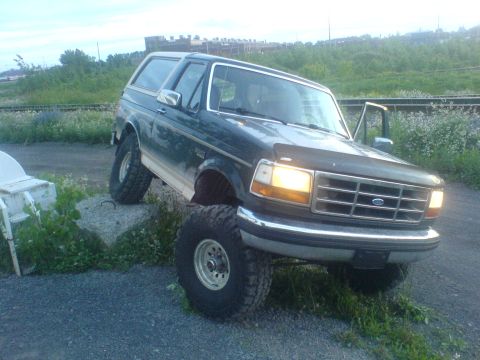1985 Ford Bronco - This Ford Bronco appears to be from the early 1990s, not 1985 as claimed.
