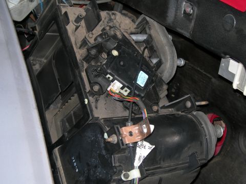 1992 Ford Taurus - Heater core actuator and associated wiring for a 1992 Ford Taurus.