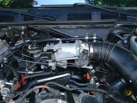 2000 Ford Crown Victoria - Engine bay view of a 2000 Ford Crown Victoria, highlighting key components of the air intake system.
