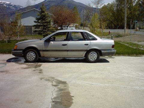1990 Ford Taurus photo
