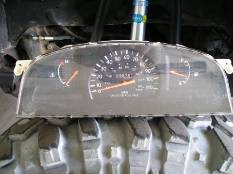 1986 Toyota Hilux - A close-up view of a vehicle's instrument cluster, showing the speedometer, fuel gauge, and temperature gauge. The odometer reads 096750.