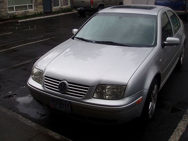 Silver 2001 Volkswagen Jetta front 3/4 view with sunroof