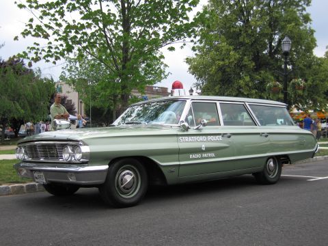 1991 Ford LTD Crown Victoria - Front three-quarter of a green Ford Stratford Police Radio Patrol station wagon with red roof light.