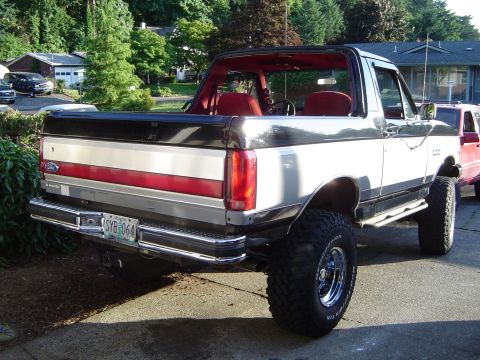 1989 Ford Bronco - Cleaned up the "Street Truck" today, and took off the top