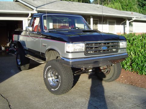 1989 Ford Bronco - This lifted 1989 Ford Bronco features a two-tone paint scheme and off-road tires.