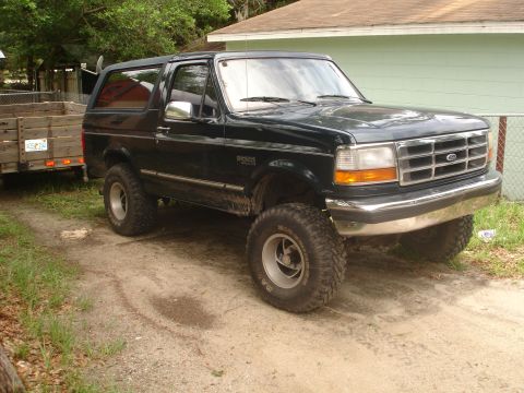 1989 Ford Bronco - This lifted Ford Bronco features a grille consistent with the 1992 model year, differing from the registry's claim.