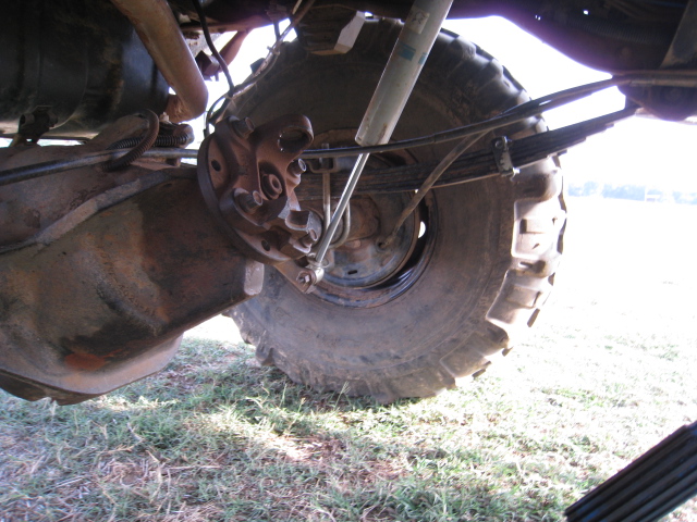 Rear axle and leaf spring suspension of a truck with large off-road tires