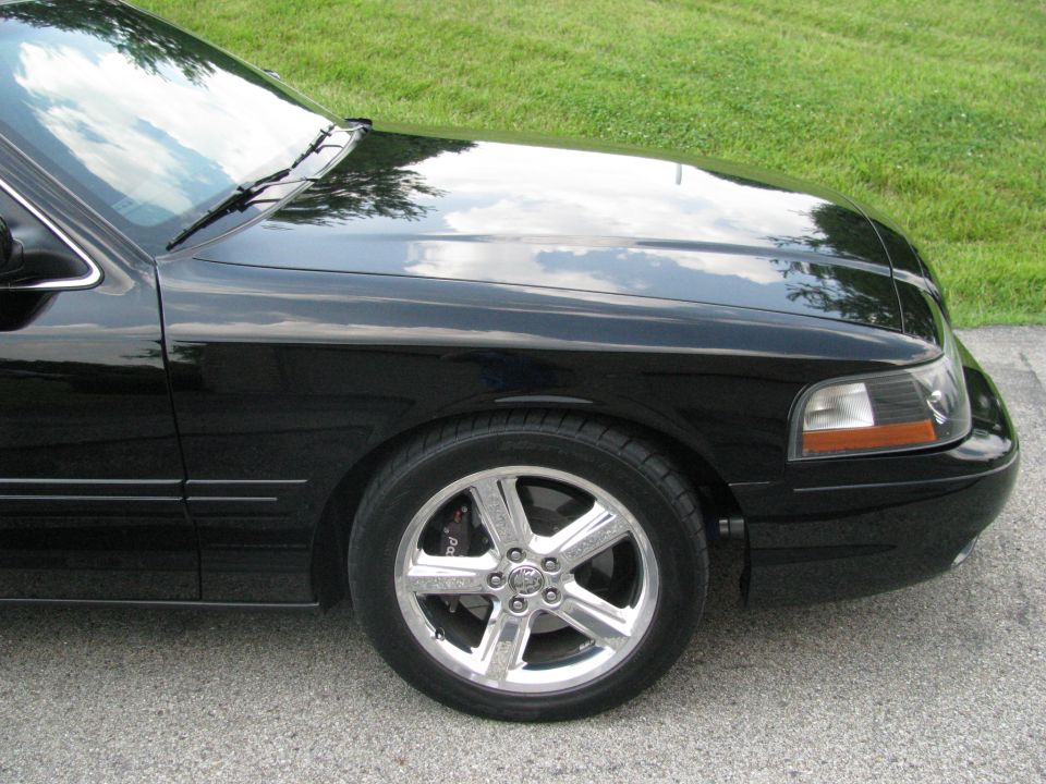 2003 Mercury Marauder front fender, wheel, and headlight detail
