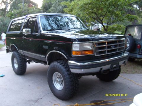 1992 Ford Bronco - Front shot! I'm tellin ya honest, Ive never seen her shine so nice, it looks like a new paint job.