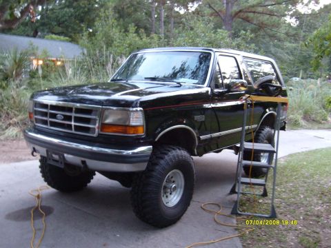 1992 Ford Bronco - This is the D side, , the whole truck looks like new paint doesnt it!!
