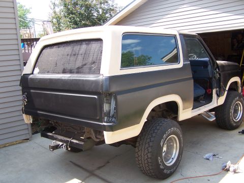 1986 Ford Bronco - This Ford Bronco appears to be undergoing some body work, with the rear bumper and tailgate removed.