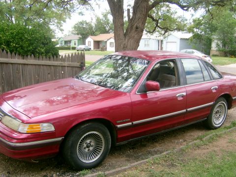 1994 Ford Crown Victoria - the kar needs new paint