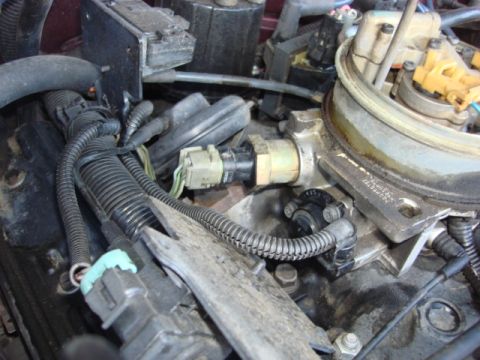 1983 Ford Bronco - here you can see the old IAC. it is ready to be swapped out.