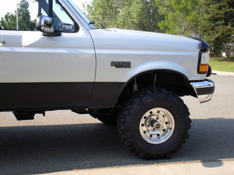 1996 Ford Bronco - Front sits in line with the back giving the truck a nice "even" stance with just a slight "rake" in the rear.