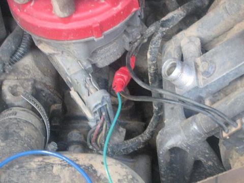 1988 Ford Bronco - even tho i dont use my a/c, i hooked the green wire to it anyways just in case i decide to hook it up someday. the blue wire is taped to it.