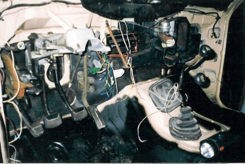 1983 Ford Bronco - I've since changed the ventilation box to the '87-early '88 style, but I still need a decent amp.