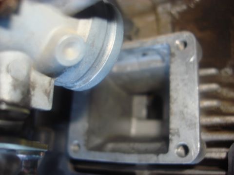 1983 Ford Bronco - this is looking in the cylinder head. not too much to see.
