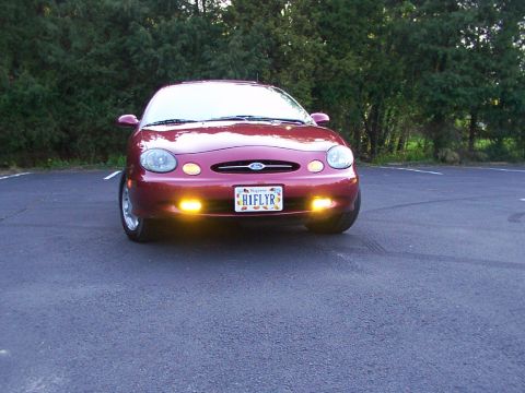1998 Ford Taurus - front end with the lights