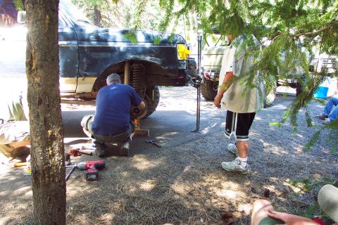 1996 Ford Bronco - And now the other side... Mike & Greg replacing axle u-joint. (7/12/2008)