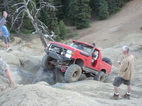 1991 Ford Bronco - This 1991 Ford Bronco tackles a challenging rocky trail with impressive articulation.