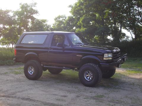 1995 Ford Bronco - This lifted 1995 Ford Bronco features aftermarket wheels and a custom front bumper.