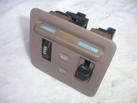 1993 Ford Taurus - A tan plastic light switch panel with dimmer and auto lamp controls is shown.