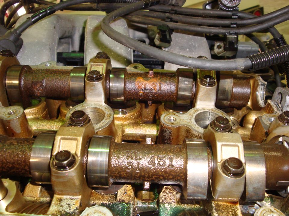 another view of the cams. very impressed with the apperent age of the engine.