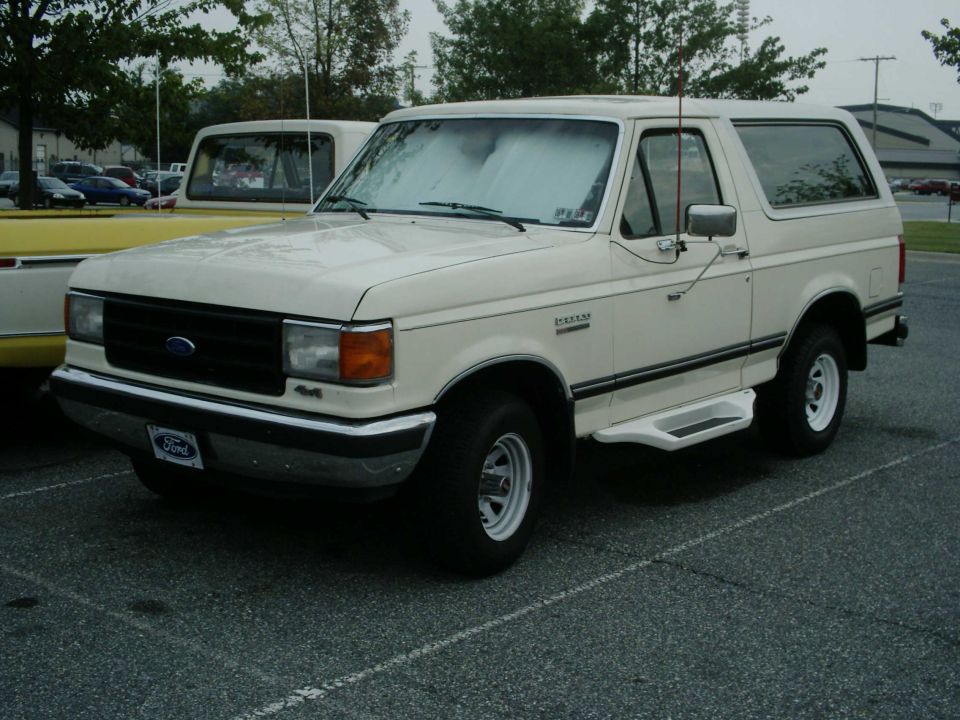 Cream white Ford Bronco 4x4 front three-quarter view in a parking lot