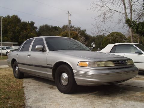1995 Ford Crown Victoria photo