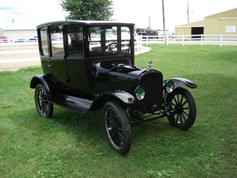 1909 Ford Model T - 1921 center door sedan
