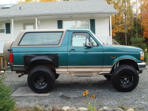 1996 Ford Bronco - This 1996 Ford Bronco is shown from the side, its two-tone paint and off-road tires.