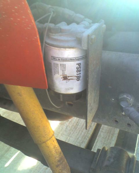 1989 International School Bus - Close-up of a vehicle's fuel filter, part number PS8186, with French labeling.