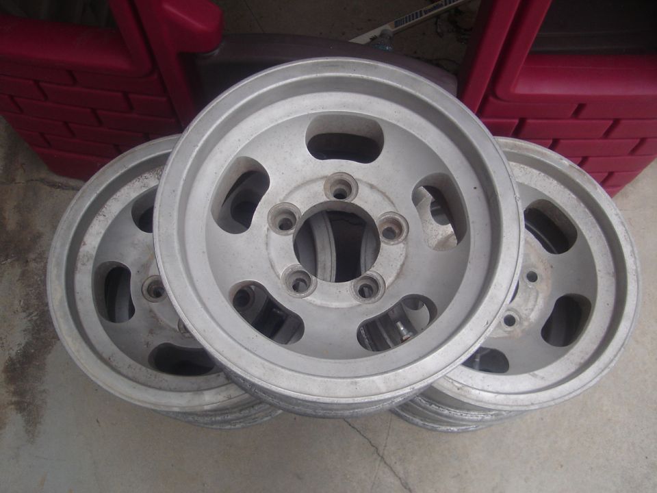 Set of aluminum wheels with five lug holes