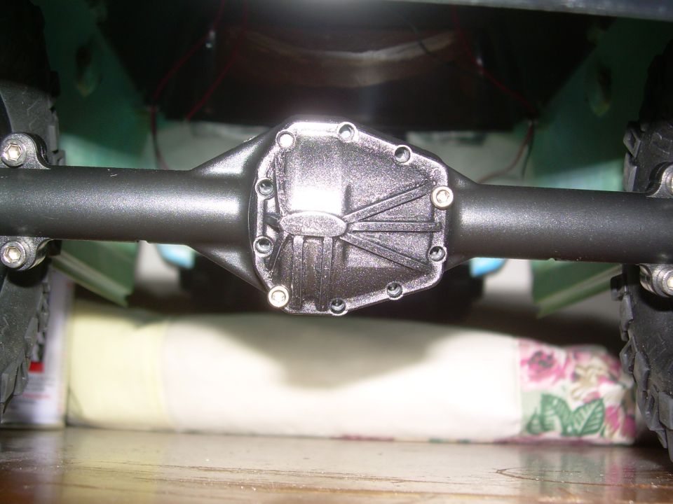 Rear differential assembly with a textured cover
