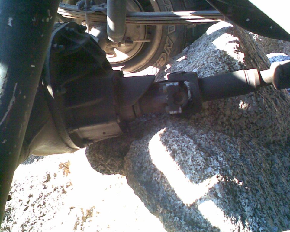 Rear axle and driveshaft of an off-road vehicle on rocks
