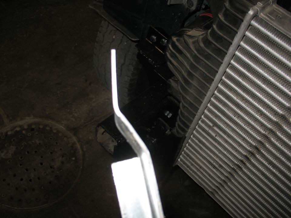 Intercooler assembly mounted to vehicle frame