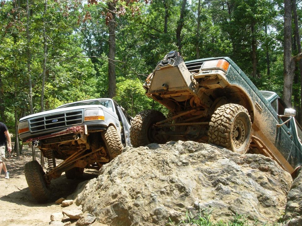 1995 Ford Bronco front 3/4 view on rocks