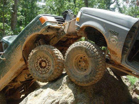 1995 Ford Bronco - Two off-road vehicles, including a 1995 Ford Bronco, are stuck on rocks during an off-road excursion.