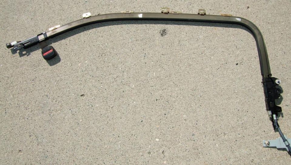 Seatbelt assembly with buckle and mounting hardware