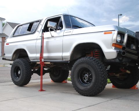 1978 Ford Bronco - if you look hard you can see daylight under the back tire