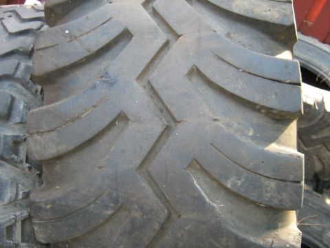 1990 Ford Bronco - A close-up view of a tire's tread pattern, with a watermark from Supermotors.net visible at the bottom right.