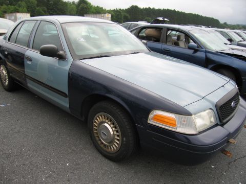 2001 Ford Crown Victoria - This 2001 Ford Crown Victoria has two-tone paint with mismatched front fenders.