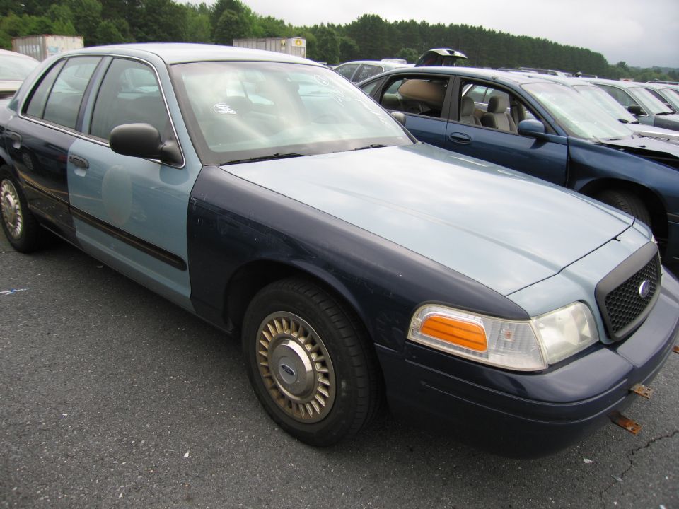2001 Ford Crown Victoria, front fenders are different colors than the rest of the car