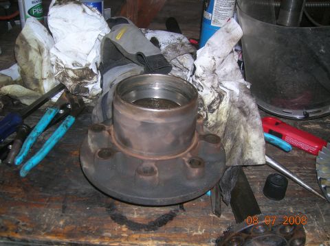 1985 Ford Bronco - single rear wheel hub.