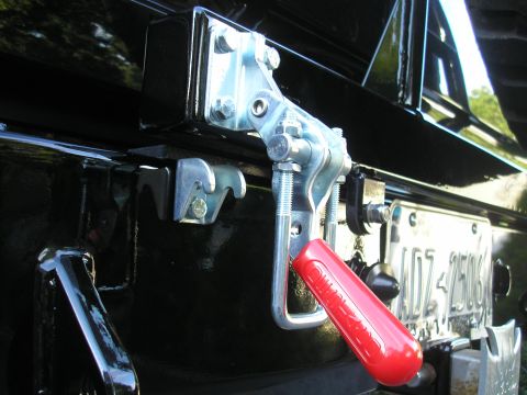 1995 Ford Bronco - Rear bumper latch mechanism and license plate detail.